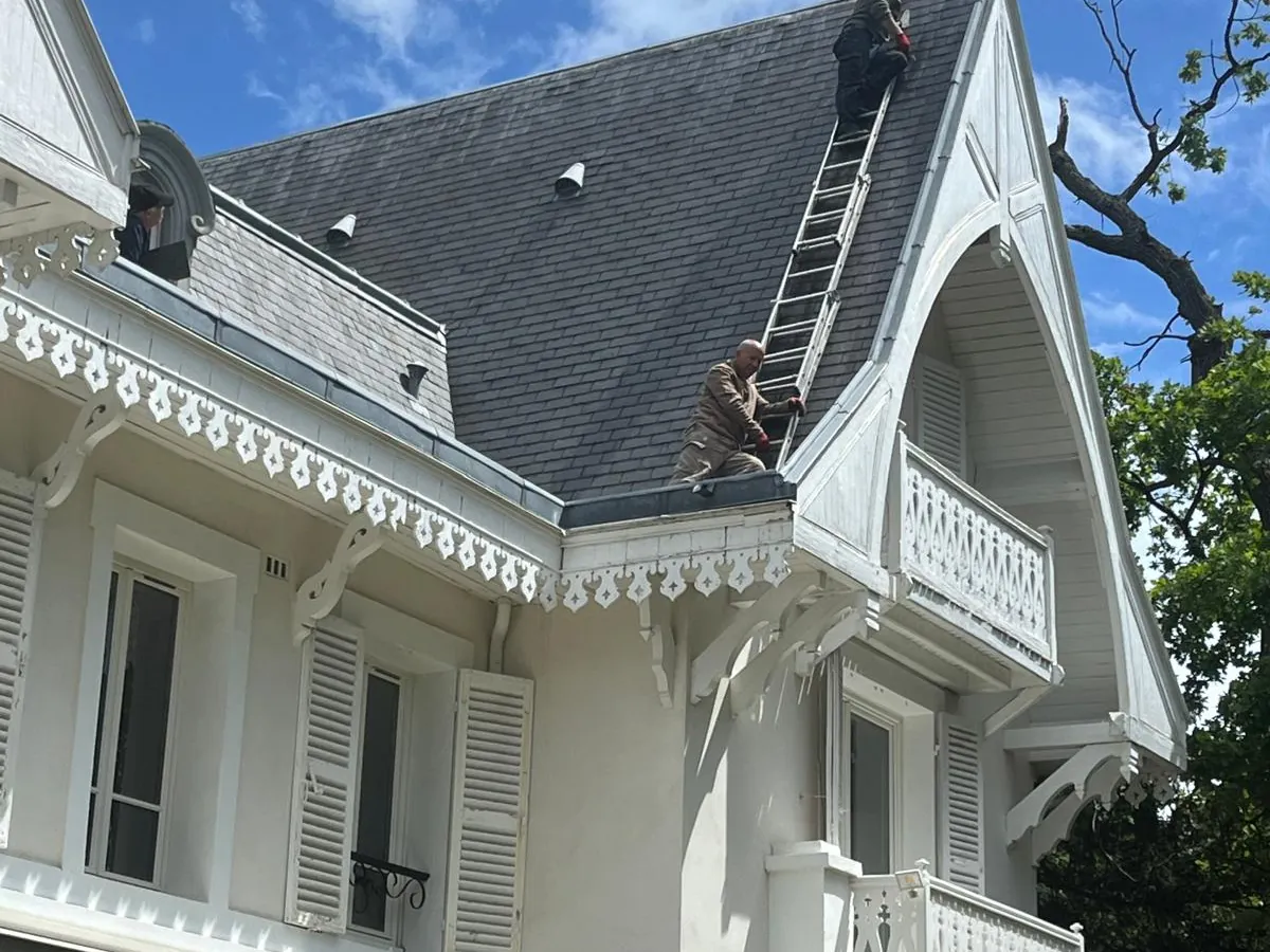 Rénovation de toiture en ardoise sur une maison de maître